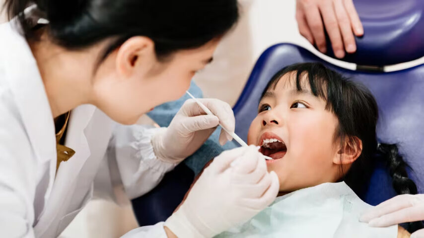 Dentist examines child teeth 2225008022